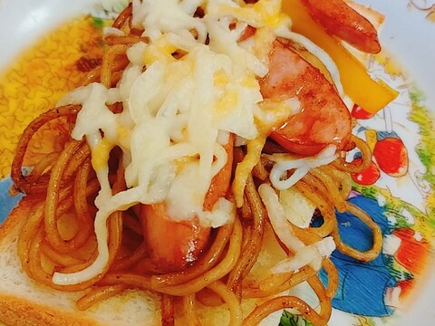 パプリカとウインナーのソース焼きそばチーズトースト